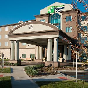 Holiday Inn Express & Suites Kansas City Airport, An Ihg Hotel Exterior photo