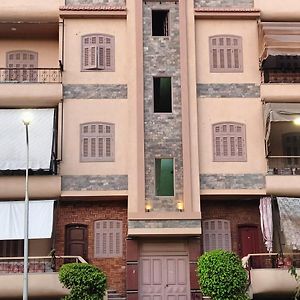 Chara ٨٩ Vila ٢٤ Apartamento Izbat Al Burj Exterior photo
