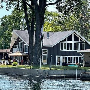 Unforgettable 4 Bedroom 3 Bath Waterfront Cabin Coloma Exterior photo
