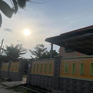 Oyo 93088 Celine Home Syariah Parit  Exterior photo