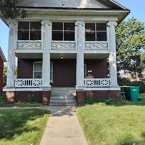 Cool And Affordable Apartment Galesburg Exterior photo