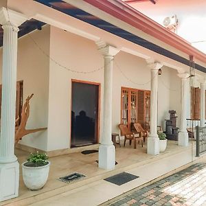 New White House Ratnapura Hotel Exterior photo