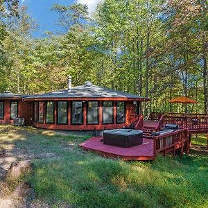 Modern Wooded Oasis W Hot Tub, Wifi, Grill, & Dome Vila Hedgesville Exterior photo