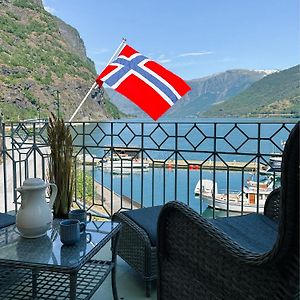 Svingen Guesthouse - Panoramic Fjord Views In Flåm Exterior photo