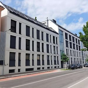Euphoria Zentral - Parkplatz - Kuche - Netflix Apartamento Wiener Neustadt Exterior photo