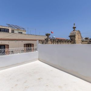 Town House In The Heart Of Luqa - Close To Malta International Airport Apartamento Exterior photo