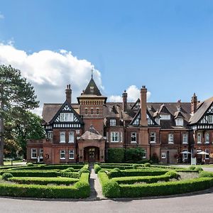 Woodlands Park Hotel Cobham  Exterior photo