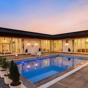 Stayvista'S Kundan Van - Pet-Friendly Villa With Sprawling Lawn, Outdoor Pool Jaipur Exterior photo