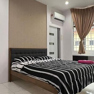 Muar 6 Bedrooms Semi-D With Security Guard Homestay 15-20Pax Exterior photo