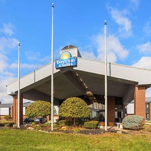 Days Inn & Suites By Wyndham Northwest Indianápolis Exterior photo