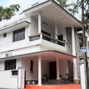 Hosted By Resmi Jayalal Apartamento Kochi Exterior photo