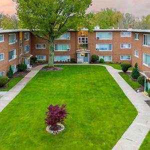 Georgetown Villas Two Bedroom 3-2A Apartment In Fairview Park, Ohio! Exterior photo