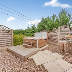 Lochinvar - Clydesdale Log Cabin With Hot Tub Vila Airdrie Exterior photo