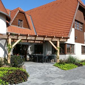 Kádárta Vendéglő Panzió Acomodação com café da manhã Veszprém Exterior photo