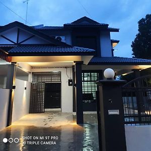 New 55 Homestay Corner Lot Spacious House In Bukit Bakri Muar Exterior photo