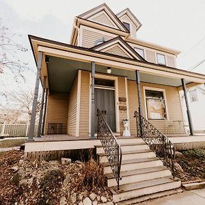 Retro Gem Box Victorian Steps From Irvine Park Apartamento Saint Paul Exterior photo