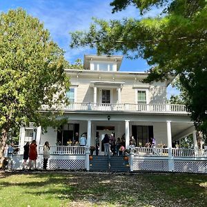 Century Elms Bed & Breakfast Janesville Exterior photo