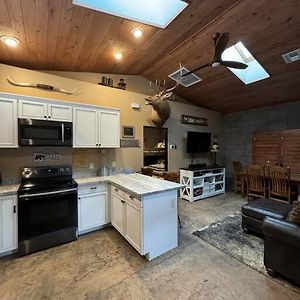 Rustic Retreat New Cabin On 2 Acres Fully Fenced! Summer Special 2 Complimentary Tickets To Bearizona Offer Expires July 31St 2024 Williams Exterior photo