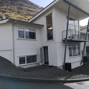 Amazing Sea And Mountain View Apartamento Klaksvík Exterior photo