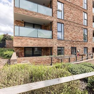 Stylish & Comfortable Top-Floor Flat In Harrow Apartamento Londres Exterior photo