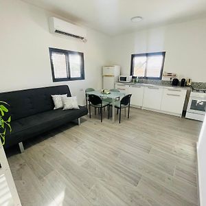 ניסים בערבה Apartamento Idan Exterior photo