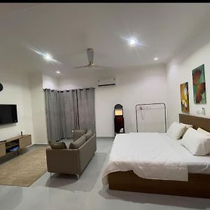 Stylish Studio In Accra Apartamento Exterior photo