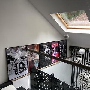 Unique And Artsy Getaway- 4 Bed House In Caterham Vila Exterior photo