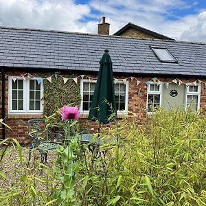 Centre Village 2 Bedroom Cottage - The Byre Pewsey Exterior photo