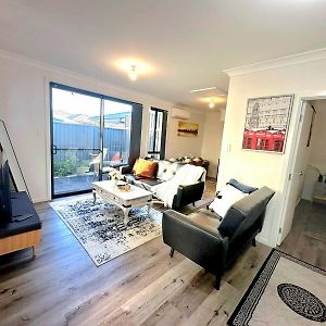 Entire 2Br, Hideaway Apartamento Narellan Exterior photo