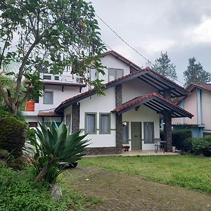 Chrysant Huis Villa Istana Bunga Bandung Exterior photo