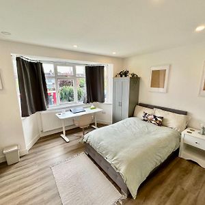 Delightful Studio In Wimbledon Apartamento Raynes Park Exterior photo