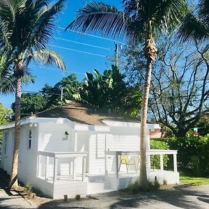 Renovated Grove Bungalow -Near Coconut Grove Vila Miami Exterior photo