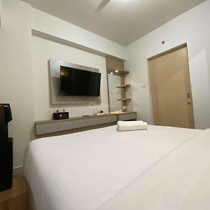 Comfort And Cozy Stay 1Br At The Alton Apartment By Travelio Semarang Exterior photo