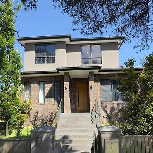 Modern House With Arcade Games In A Good Location Burwood Exterior photo