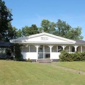 Paradiesische Villa Mit Seeblick, Grossem Wintergarten Und Aussenterrasse Mit Grill Ulricehamn Exterior photo