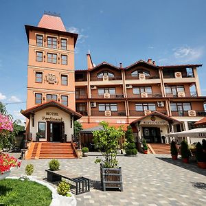 Ferdinand Hotel Mukachevo Exterior photo