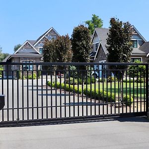 Elegant Retreat In Gated Estate Apartamento Aldergrove Exterior photo