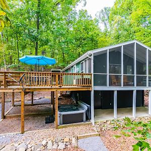 Cabin W Hot Tub, Deck, Firepit & Grill Vila Berkeley Springs Exterior photo