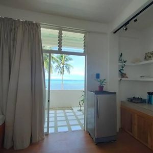 Absolute Beachfront Studio With Kitchen & Balcony Apartamento Balabag  Exterior photo