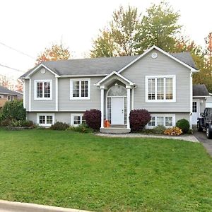 3 Bedroom Main Unit House With A Backyard And Deck Basement Not Included Moncton Exterior photo