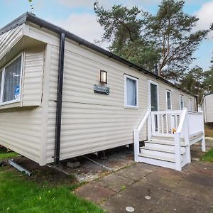 Beautiful 8 Berth Caravan At Wild Duck Haven Park In Norfolk Ref 11195Sc Hotel Great Yarmouth Exterior photo