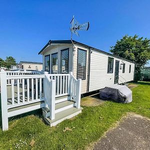 Lovely 6 Berth Caravan With Decking At Cherry Tree Park In Norfolk Ref 70320C Vila Great Yarmouth Exterior photo