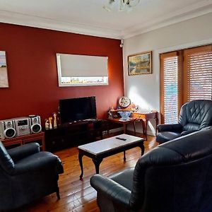 A Rosy House In Roselands Vila Narwee Exterior photo