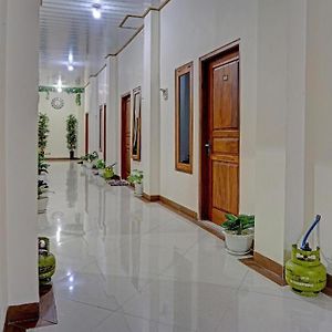 Oyo 92007 Mutiara Serayu Syariah Hotel Madiun Exterior photo