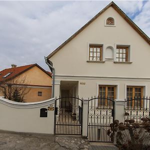 Amadeus Vendégház Hotel Esztergom Exterior photo