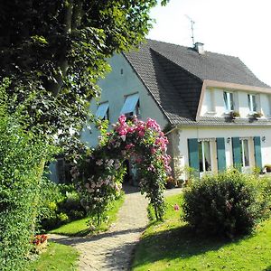 Maison d'hôtes Les Vallées Acomodação com café da manhã Saint-Quentin-sur-le-Homme Exterior photo