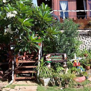 Happy House On The Beach Hotel Pran Buri Exterior photo