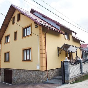 Happy Hotel Yaremche Exterior photo