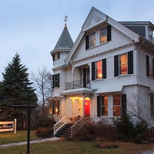 Lang House On Main Street Bed & Breakfast Acomodação com café da manhã Burlington Exterior photo