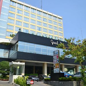 Grand Zuri Cikarang Jababeka Hotel Exterior photo